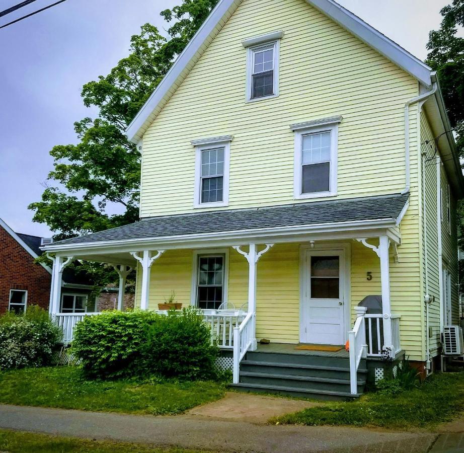 Pink Flamingo Hotel Wolfville Bagian luar foto