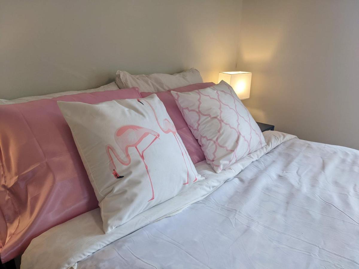 Pink Flamingo Hotel Wolfville Bagian luar foto