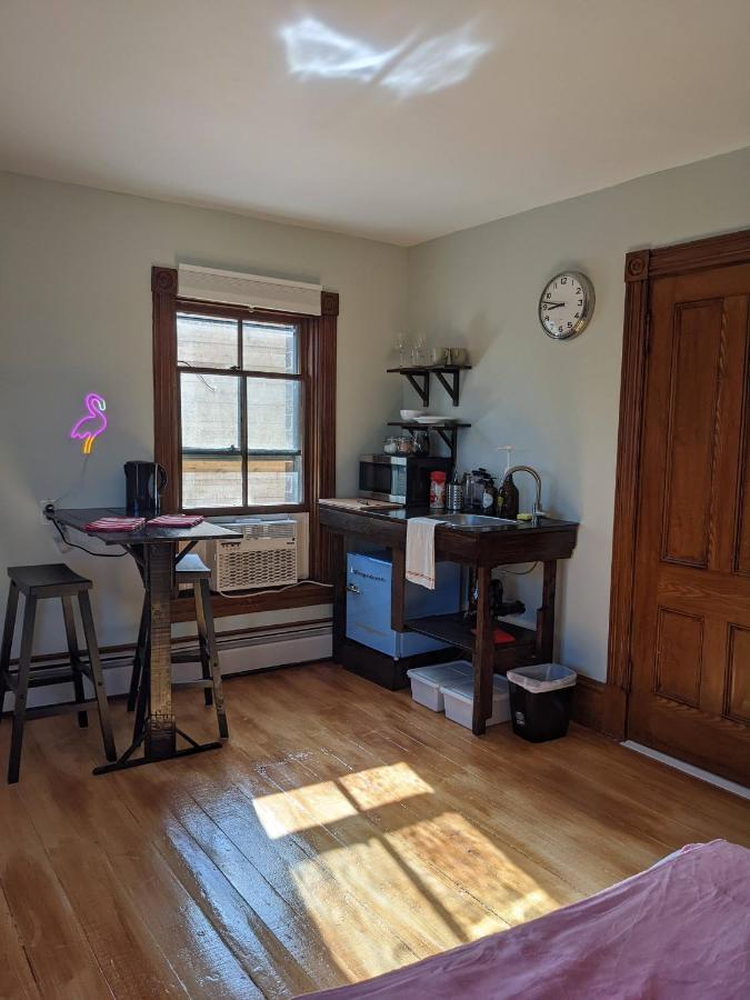 Pink Flamingo Hotel Wolfville Bagian luar foto